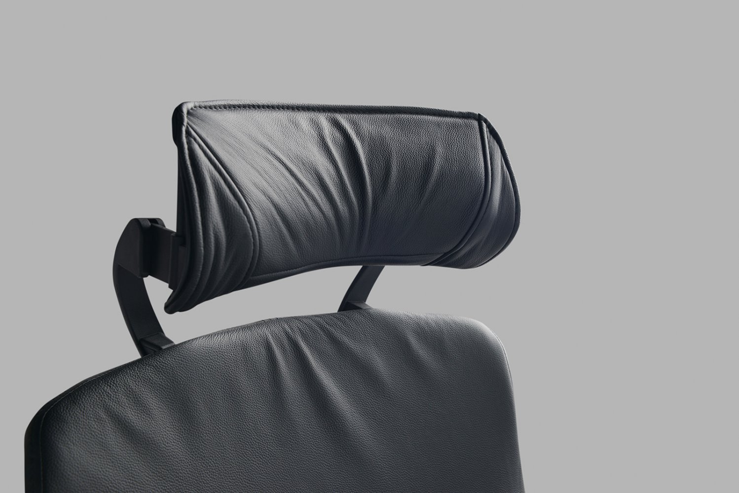 Therapeutic chair in genuine leather for healthy back that really works